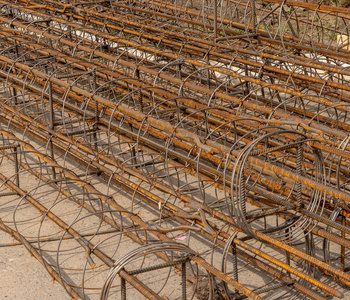 长车卡车。扁床卡车。建筑施工。运输带板到工地