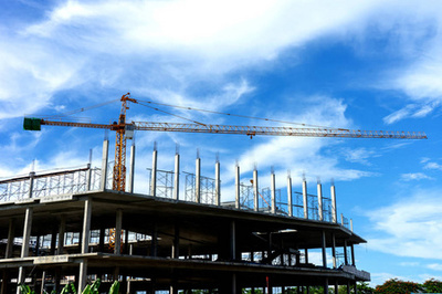 起重设备在建筑施工现场的关键作用与管理要点