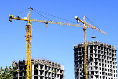 高层建筑中的起重机 现代城市建设的核心力量